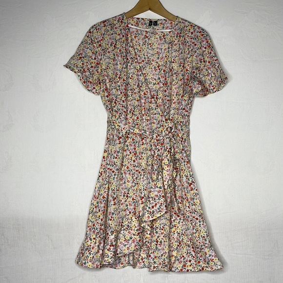 Vero Moda Dresses & Skirts - Vero Moda Flower Dress Size Large